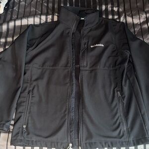 Men’s Columbia Jacket
3 zipper pockets
Velcro adjustable wrist
Size: Large